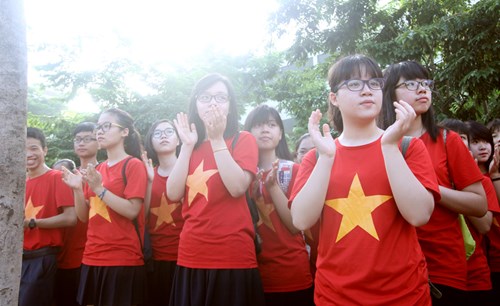 Nữ sinh Trường Lương Thế Vinh (Hà Nội) hào hùng trong những chiếc áo cờ đỏ sao vàng.